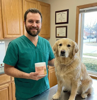 Profesional veterinario junto a un perro